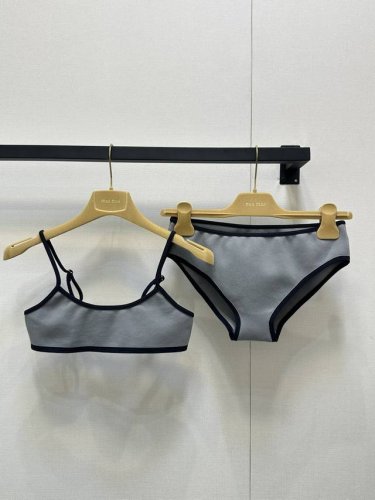 套装 Miu25新款 内搭两件套这款内搭饰以标志性的内搭 可当泳衣吊带与短裤 撞色质混纺科技面料剪裁 搭配三角形剪裁饰以对比鲜明的Logo饰边 提升格调增添时尚