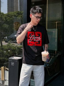 Givenchy纪梵希 2025春夏新款首发专柜最新款短袖圆领T恤 高端订制 设计前卫时尚 品牌Logo重工艺设计 高端定制丝光云朵棉面料.手感柔软.穿着舒适.