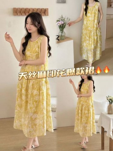 连衣裙 夏日衣橱必备 轻盈优雅气质无袖款苎麻连衣裙 明黄色调活力拉满 如阳光倾洒 苎麻材质透气吸湿 给肌肤带来清凉触感 大裙摆灵动飘逸 助你美出独特风采 Sml