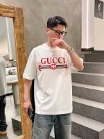 古驰 2025春夏新款首发专柜最新款短袖圆领T恤 高端订制 设计前卫时尚！品牌Logo重工艺设计 高端定制丝光云朵棉面料.手感柔软.穿着舒适.专柜级别精致车线.