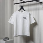 balenciaga巴黎世家Blcg 错位字母印花短袖T恤面料采用定制240G 26支特滑双股精棉平纹高密无尘全棉布料。前幅高密度加厚，走线平整，代工品质，全套