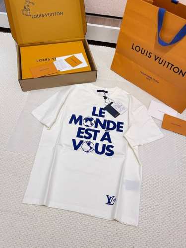 上新！不含包装 Louis V*25开春的盐系穿搭 秋冬内搭必备Tee！！颜色绝对不是市面上那种色直白也不是米白！！！ 官方叫雪花白，纯净水和牛奶的结合，奶白奶