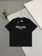 p110 [高版本] Prada 普拉-达25S新款T恤.最新颖的图形印花十刺绣搭配，后幅倒三角印花设计，双层工艺立体感满满.经典品牌字母直击主题.高级时尚.后