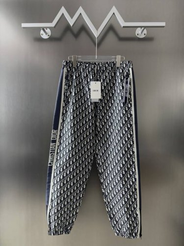 Dior 迪奥Oblique经典老花侧边织带长裤。 整件定织提花 满满工艺 背后超好看的字母条形图案提升格调 春夏的搭配神器当之无愧 毫不费力即可打造高级时髦