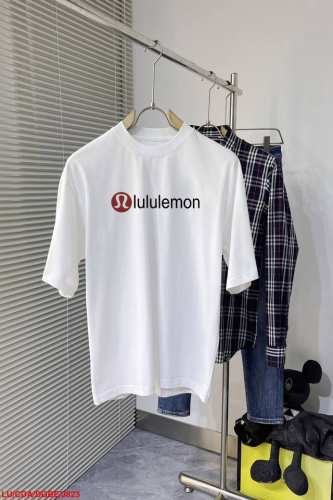 J823 Lulululemon 新款字母印花双层重工短袖T桖 字母图案不管是T桖还是卫衣都是每年的爆款单品 前幅大面积印花采用大康丽数码印花机直喷 成本极高