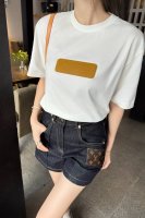 强烈推荐 L家 2025新款字母短袖T恤 时髦低调气质又奢华高级！版型百搭不挑人，原版定制面料 做工品质看细节！2个色 S- M- L码