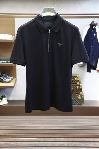 2025Ss系列新品 Prada-普拉达最新款翻领短袖Polo衫 此款Polo衫采用方正剪裁简洁线条，以全新运动风格呈现经典设计，选用丝光珠地面料制成，质感卓然