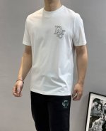 210 Dio*R迪-奥25S新款丝光棉T恤.面料悬垂感强！手感质感都极完美！加上修身的裁剪设计，让你干净利落！时尚又好看！胸口立体牙刷绣3D绣花.做工非常精致