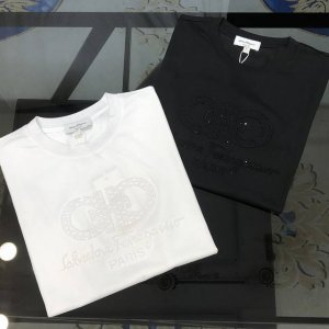 菲拉格慕春夏新款原单男士圆领短袖T恤 高端定制 时尚百搭 柜台同步售卖 爆款 胸前立体刺绣字母Logo图案 客供定制进口玉蚕丝面料，穿着亲肤舒适 面料柔软透气