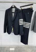 出街必备 Tb色织西服套装 藏蓝贝壳扣 100%色织四杠羊毛面料 珠边装饰 高定Nx西服代工厂P出货 速度是慢了一点 但贵在精工细琢 版型修身挺阔 买西装必选T