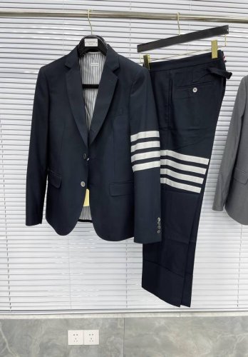 出街必备 Tb色织西服套装 藏蓝贝壳扣 100%色织四杠羊毛面料 珠边装饰 高定Nx西服代工厂P出货 速度是慢了一点 但贵在精工细琢 版型修身挺阔 买西装必选T