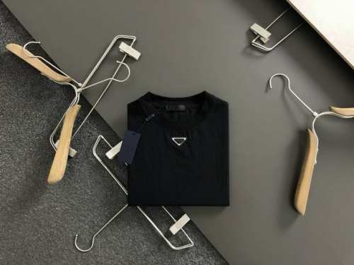pra*套装版型M-Xxxl 最新最顶级黑色金属三角标休闲套装，最顶级的品质专柜在售，顶级制作工艺进口面料，专柜款独特设计，采用进口高端订制进口丝线手感一流！官