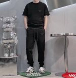 直 Prada普拉达 胖子福音 2025官网同款.世界知名奢侈品牌.夏季男士 双丝光 高品质货套装 采用进口原单面料 ，当季时尚潮流款，百搭爆款。简洁大方，精密