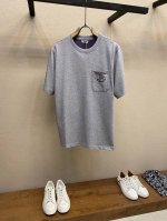 Dior 小迪花口袋灰色情侣款短袖T恤 这款针织短袖 以低调沉稳的灰色调 尽显高级质感 简约圆领设计 贴合颈部线条 穿着舒适自在 左胸口袋处 Di** For