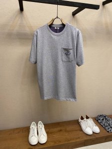Dior 小迪花口袋灰色情侣款短袖T恤 这款针织短袖 以低调沉稳的灰色调 尽显高级质感 简约圆领设计 贴合颈部线条 穿着舒适自在 左胸口袋处 Di** For