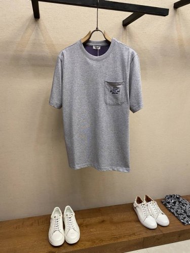 Dior 小迪花口袋灰色情侣款短袖T恤 这款针织短袖 以低调沉稳的灰色调 尽显高级质感 简约圆领设计 贴合颈部线条 穿着舒适自在 左胸口袋处 Di** For