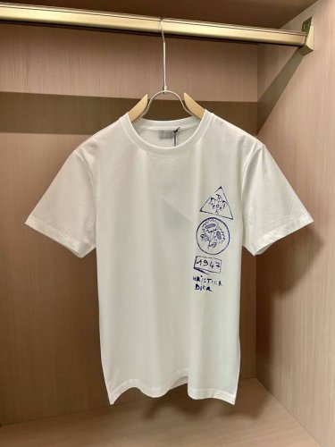 Dior And Hylton Nel联名合作款前后幅印花短袖T恤；这款 T 恤展示来自本季 Dior And Hylton Nel 联名系列的标志。采用白色1
