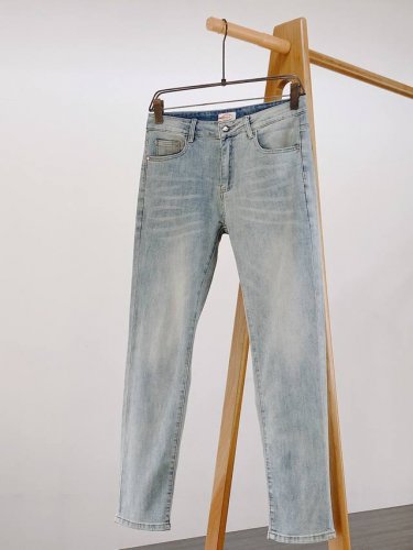 prada 普拉达 2025Ss春夏新品 高级时装感 休闲洗水牛仔裤 面料很特殊 超细精仿棉纱混纺 超柔舒适感 具备牛仔随性感 ,休闲感 , 亦有轻松感 ,时尚