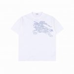 burberry 巴宝莉 25Ss 线条骑士战马印花短袖 纯棉柔软面料 对色定染面料 高水平印花工艺 时尚优雅 采用进口水浆材质 水浆印花的工作原理接近于染色