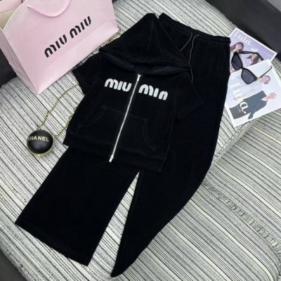 强烈推荐 25年早春夏系列 Miu*新款亮片钉珠字母连帽休闲上衣搭配松紧腰直筒裤套装 三色Sml