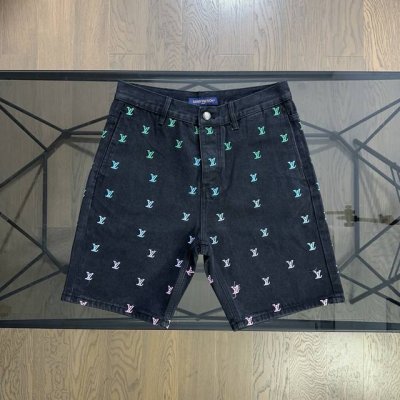 lv 路易威登 2025新款渐变满印Logo刺绣牛仔短裤 新款重工满印数码直喷Logo刺绣设计，搭配品牌字母独有的定制纽扣，后背皮标棋盘格设计，细节满分，男女同