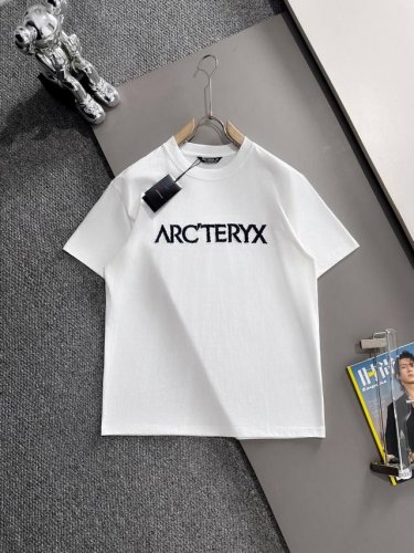 arc Teryx 2025新款 前幅进口机高密度刺绣字母 后幅九宫格Logo 男女同款 短袖T恤 定制260克100％双纱纯棉面料 定染32支双股螺纹 领标吊