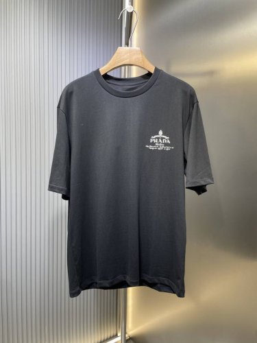 Prada 普拉达 25Ss夏季新款圆领短袖T恤！手感质感都极完美！修身裁剪设计干净利落！时尚又好看！走线做工非常精致！版型效果超赞！而且透气性能超强！任何年龄
