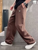 杰尼亚春夏新款奶皮休闲裤，采用优质棉质面料，轻肤软糯，非常有垂感不显臃肿。前面金属Logo设计，后幅布标点缀，超级好看百搭！码数M-Xxxl
