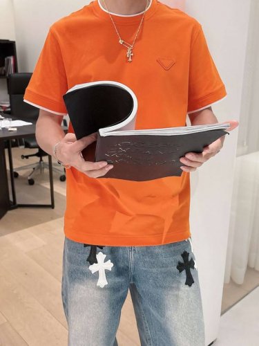 普拉达 2025春夏新款首发专柜最新款短袖圆领T恤 高端订制 设计前卫时尚！品牌Logo重工艺设计 高端定制丝光云朵棉面料.手感柔软.穿着舒适.专柜级别精致车线
