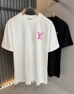 Louisvuitt*路易*登 2025春夏全新系列单品上线 非常时髦前卫的一款男女同款短袖T恤 标识Logo图案压胶修饰 区别于以往的不同 宣示品牌传承多年的