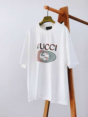 P210 Gucci 古驰 2025Ss春夏新品 立体感Logo微廓形半袖T恤，甄选高支液氨莫棉，手感面糯有骨感，柔而有韧性。液氨工艺处理，韧性和抗皱性能得到大