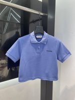miumi*2025新品上架 翻领短款上衣 自带孔洞 舒适透气 领口饰以半开襟钮扣调节设计 增添造型层次感 胸前点缀标志性刺绣字母徽标装饰 彰显品牌调性 面辅料