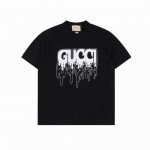 古驰 Gucci 流体涂鸦绒面印花短袖 甄选长绒棉纱 260G精纺高支重磅定织定染面料 裁前高温洗水定型 成品再洗柔 穿着感受亲肤棉柔 垂感自然 专柜同步 微落