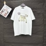 范思哲2025新款别针图案Logo情侣款短袖T恤 高版本高版本 原版面料 数码直喷印花工艺 网红明星同款 高版本 高 品质 面料采用320克纯棉面料 手感超级舒