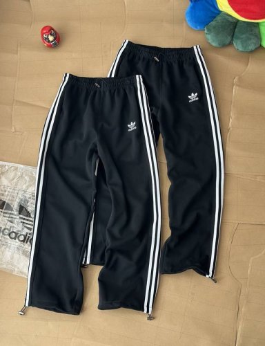 经典阔腿裤女春夏新款三叶草高腰直筒裤运动束脚裤长裤 阿迪达斯这款裤子高腰设计拉长腿部比例，直筒裤型修饰腿型，裤脚可束脚，材质轻盈透气，四季可穿侧边经典条纹装饰，