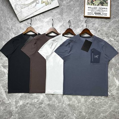 平台供图 Arc‘Teryx 始祖鸟胸前拉链口袋无痕户外透气健身运动短袖T恤 -此款面料采用黑科技无感面料，抗皱、抗菌，袖口下摆均采用热压封边，后背透气设计，户