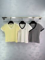 miu Mi*新款V领针织短袖，夏季时尚单品，经典版型显瘦，时髦精必备。现有黄、白、灰三色可选，面料舒适，适合多种场合穿搭。3色3码Sml 。T226B