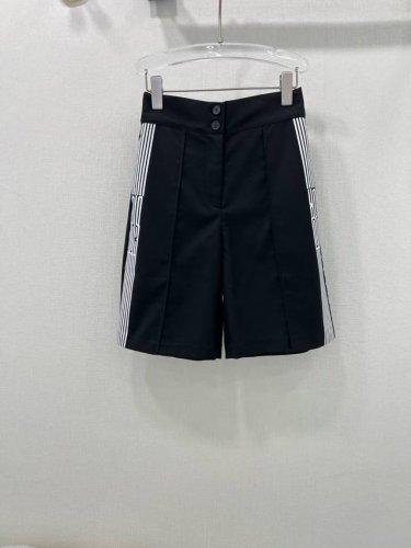 Dio*25新款百中裤 后腰字母弹力织带 腰头双粒扣装饰立体剪裁版型百搭又显瘦 侧边竖条Miss系列织带 进口面料质感超赞！百搭绝绝子，做工品质看细节简约格调