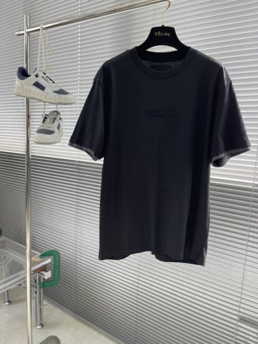 prad 2025年 春夏系列 尺码：M-5Xl 版型：微阔短袖T 成份：60支棉盖丝平纹料，180克重，78%棉22%聚酯纤维，高支高密丝光处理，面料质地细腻