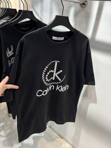 款号：Zmr29# Calvin Klein重工珍珠镶嵌印花圆领短袖 280克纯棉双砂面料 所有面料均已提前做过缩水 品质第一 所见即所得 不会洗一次版型就有所