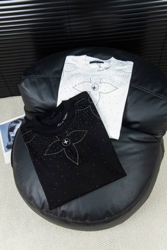 款号：W56 Louis Vuitton 路易威登 2025Ss烫钻字母绣花短袖T恤 Louis Vuitton法国路威酩轩集团-Lvmh旗下品牌 著名奢侈品箱