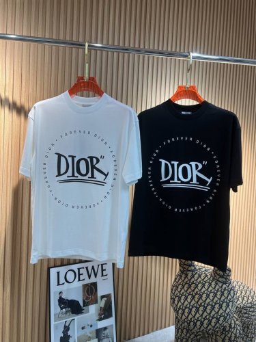 迪奥Dior 2025春夏新款首发专柜最新款短袖圆领T恤 高端订制 设计前卫时尚！品牌Logo印花设计 高端定制丝光云朵棉面料.手感柔软.穿着舒适.专柜级别精致