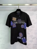 Lou*25新款棋盘格短袖 黑色配蓝色徽章图案 时尚感满满 衣服是针织面料 触感舒适 棋盘格底纹配蓝色徽章设计感十足 胸前和袖子均有品牌Logo 细节做工精致