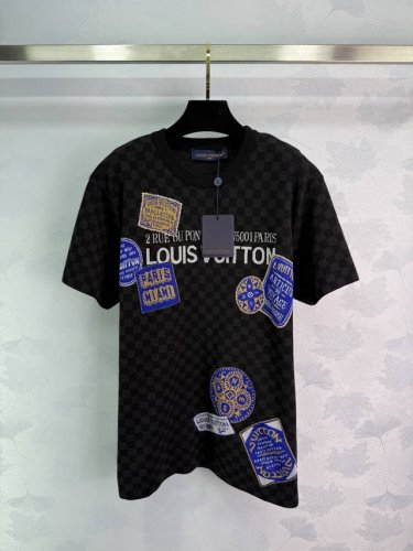 Lou*25新款棋盘格短袖 黑色配蓝色徽章图案 时尚感满满 衣服是针织面料 触感舒适 棋盘格底纹配蓝色徽章设计感十足 胸前和袖子均有品牌Logo 细节做工精致