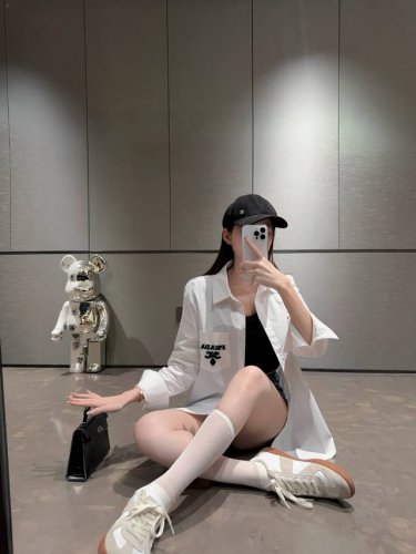 prada普拉达口袋字母Logo立体牙刷绣刺绣纯棉衬衫 款号：25670703772 颜色：白色 尺码：Sml S码80-95斤 M码95- 斤 L码 -125