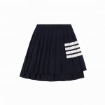 thom Browne Tb 色织四杠针织百褶裙 搭配什么都是超级协调好看的 定制圆头三色拉链 前短后长设计 每一个百褶摆都是经过车工加工定型的 所以完全不用担