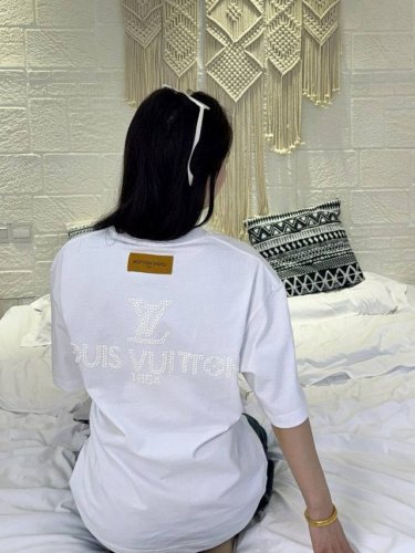 上新 Louis Vuitton路易威登珍珠重工钉珠纯白短袖T恤 今天回头率好高太高级不要太好看啦 永远没法拒绝闪闪发光的东西 阳光下爆闪的简直最好看真的闪到了