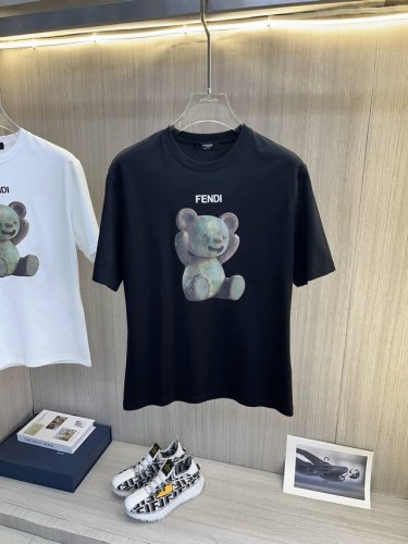 Fendi芬迪 2025Ss春夏最新款短袖T恤出货啦 2025新款T恤 高版本专用面料 高克重纯棉丝光面料 上身舒适不失挺阔 针脚刺绣工艺 数字印花 植绒工艺
