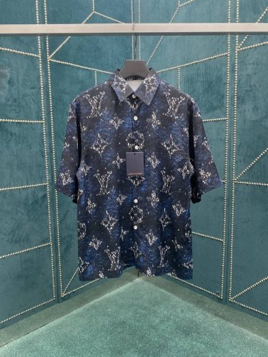 驴家 25Ss春夏新款短袖衬衫聚焦当季 Monogram Regatta 印花 棉质府绸浸染深邃色彩 海浪般翻涌的纹理之上 航行的小船图案紧密簇拥 组成全幅 M