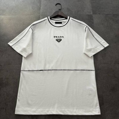 180爆款推荐 Prada 普拉达2025新款三角标识短袖T恤 高版本高品质原版面料 网红明星同款 定制32支双纱280克重棉 经典Logo重三角标+冚边工艺